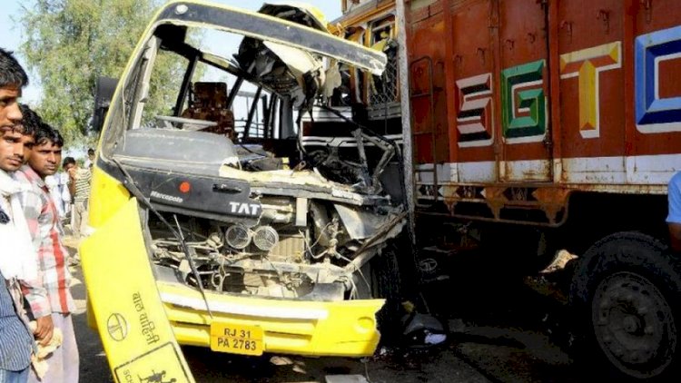    Hindistanda avtobusla yük maşını toqquşdu:   15 nəfər öldü