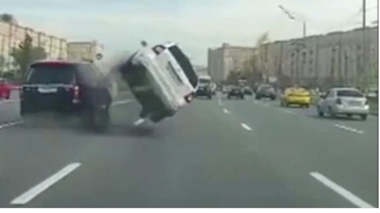    Deputatın “Range Rover”ini vurdular, özü də içində olub - Video   
