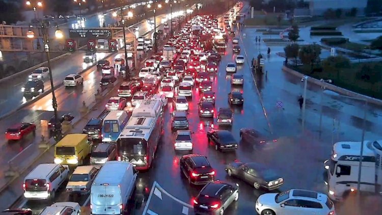    Bu yollarda tıxac var   