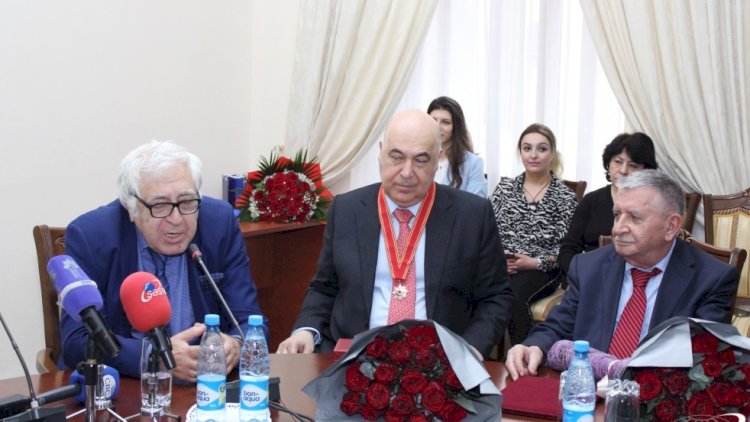    Xalq yazıçıları təkzib etdilər: “Təhqir olmayıb!”   