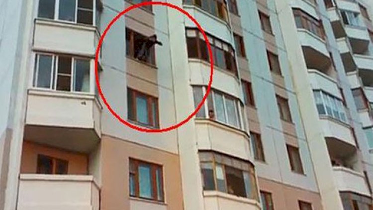    Bakıda gənc oğlan doqquzuncu mərtəbədən yerə yıxıldı   
