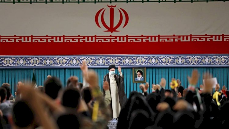    “Casusluq sənədləri dərsliklərə əlavə edilməli idi“ - Ayətullah Xamnəi   