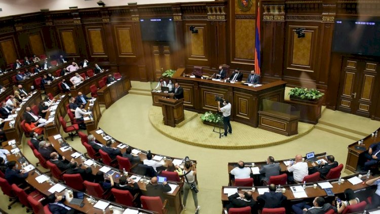    Ermənistan parlamentində nazirlə deputat dalaşdı   
