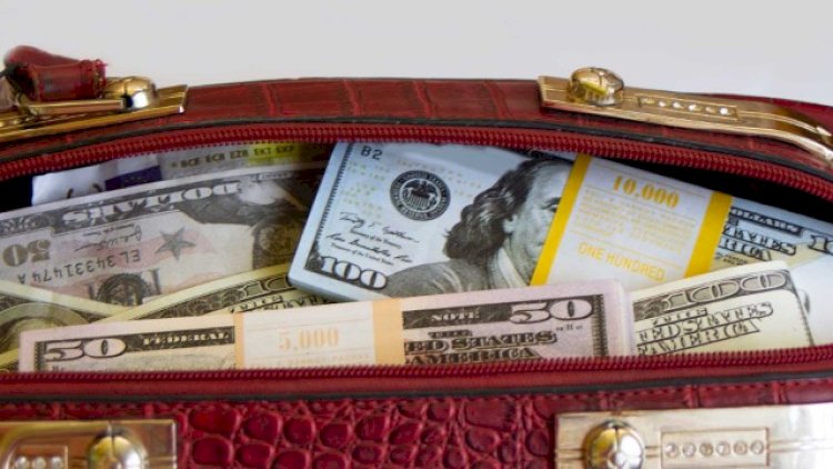    Avtovağzalda içində 30 min dollar olan çanta oğurlandı   