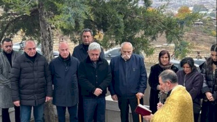    Xocalı qatili Azərbaycanda anasına il mərasimi keçirdi   - Fotolar
