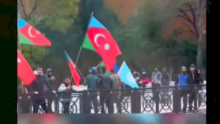    Güney Azərbaycanın bayrağı Bakı küçələrində - VİDEO   