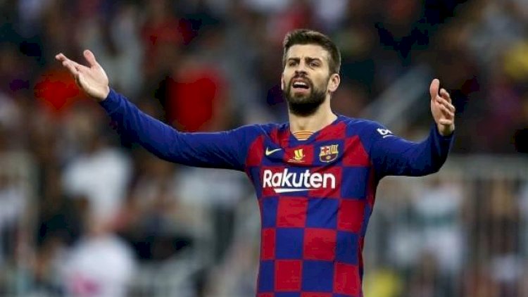    Pike futbola qırmız vərəqə ilə vida dedi   