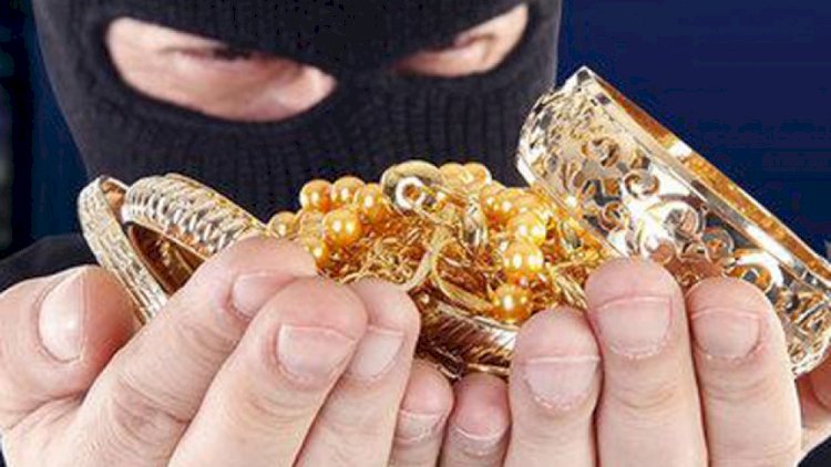    Qonşusunun evini yarıb, qızılını və pulunu oğurladı   