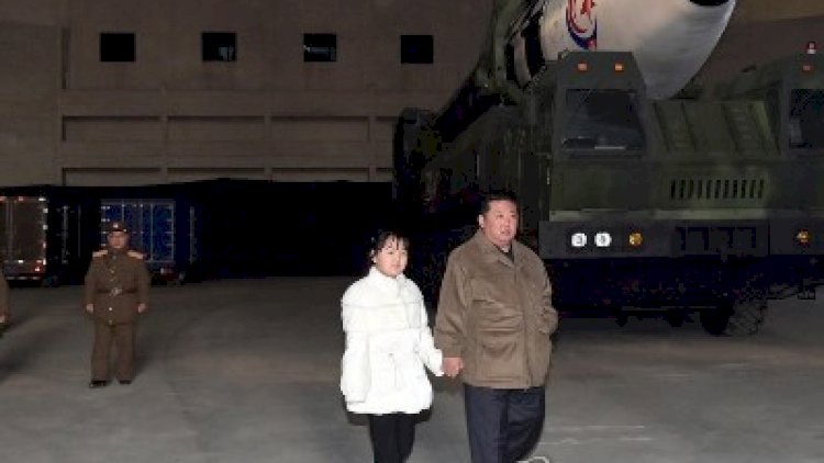    Şimali Koreya lideri ilk dəfə qızını dünyaya tanıtdı   