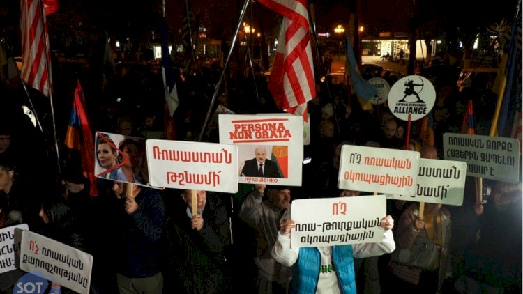    İrəvanda Putinə qarşı etiraz aksiyası - FOTO   