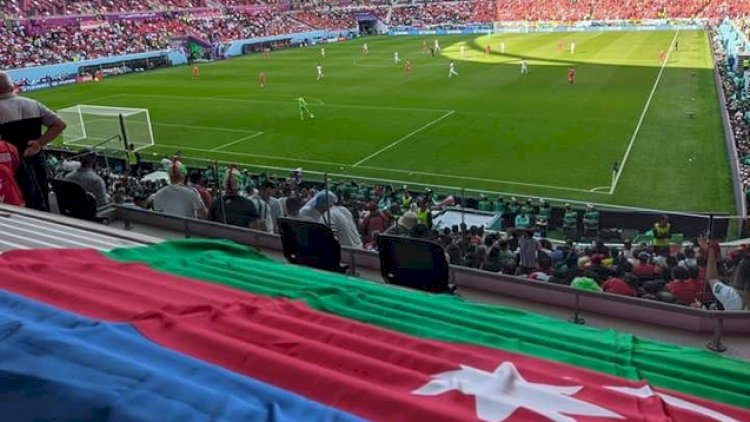    Uels - İran oyununda Azərbaycan bayraqları - Foto   