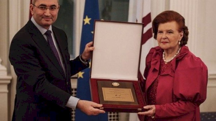    Sabiq prezidentə “Azərbaycan Respublikası Prezidentinin fəxri diplomu” təqdim edildi   