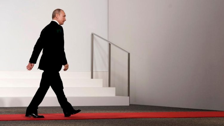    Putinin ayağı sürüşdü, pilləkəndən yıxıldı   