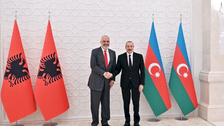    Prezident Leyla Əliyevanın çəkdiyi rəsm əsərini Baş nazirə hədiyyə etdi   