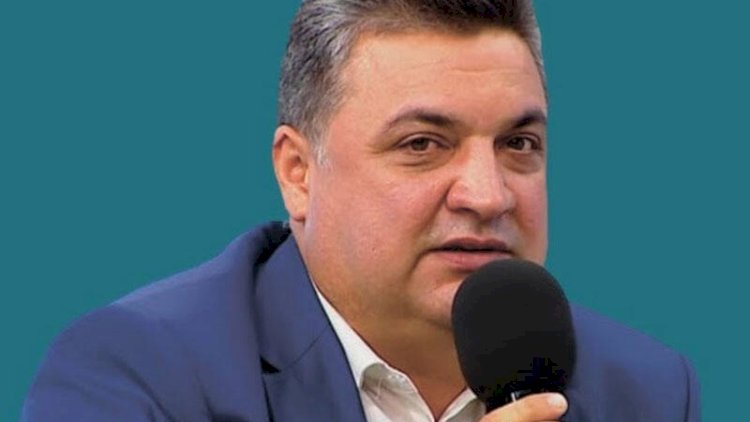    “Əvvəl dost dar gündə tanınardı, indi xoş gündə...”   