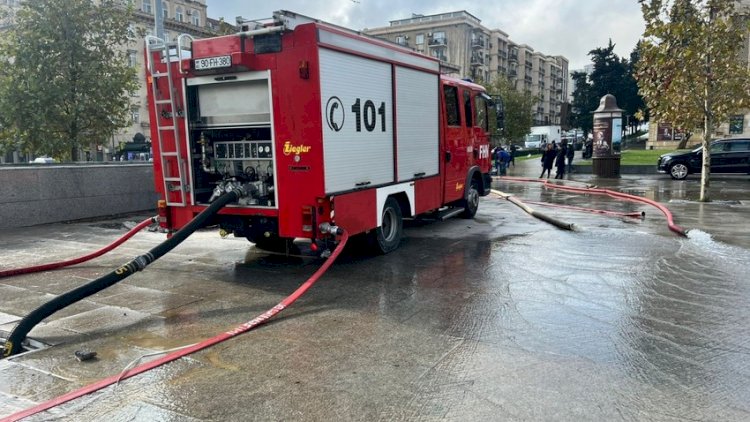    Bakıda yeraltı piyada keçidinə dolan su boşaldıldı - Video   