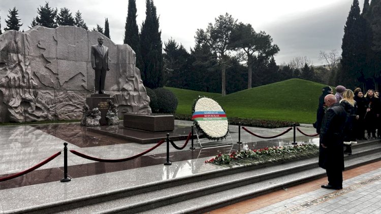    Əli İnsanov Heydər Əliyevin məzarını ziyarət etdi   