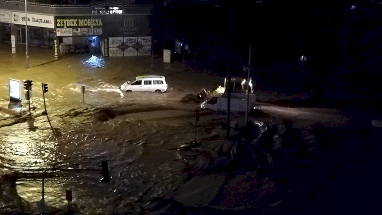    Türkiyədə leysan həyatı iflic etdi,   məktəblər bağlandı