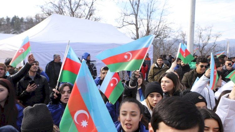    Xankəndi yolunun üzərinə növbəti dəfə Azərbaycan bayraqlarının asılmasına başlanıldı   