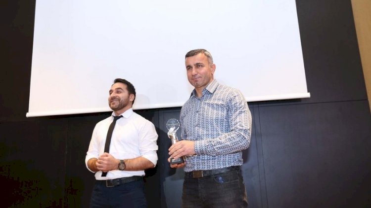    İlin məşqçisi seçilən Qurban Qurbanov mükafatlandırıldı   