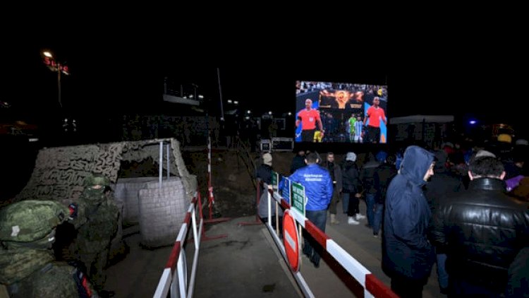    Xankəndi yolunda nümayişçilər və sülhməramlılar DÇ-2022-nin finalını izləyirlər   