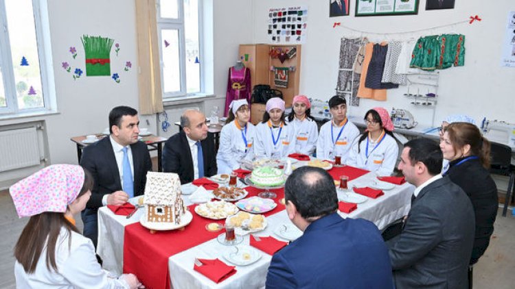    Nazir şagirdlərin bişirdiyi şirniyyatın dadına baxdı - Fotolar   