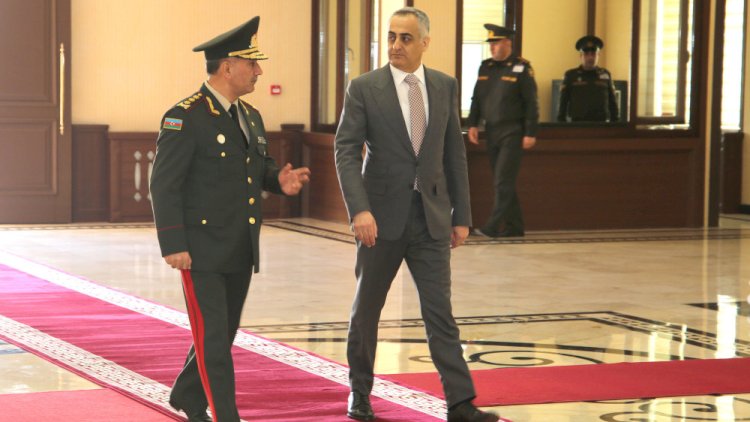    Fuad Nəcəfli orduya baş çəkdi, general geyiminə “əl gəzdirdi”:   “Yanvar ayında Kərəm Mustafayev...”