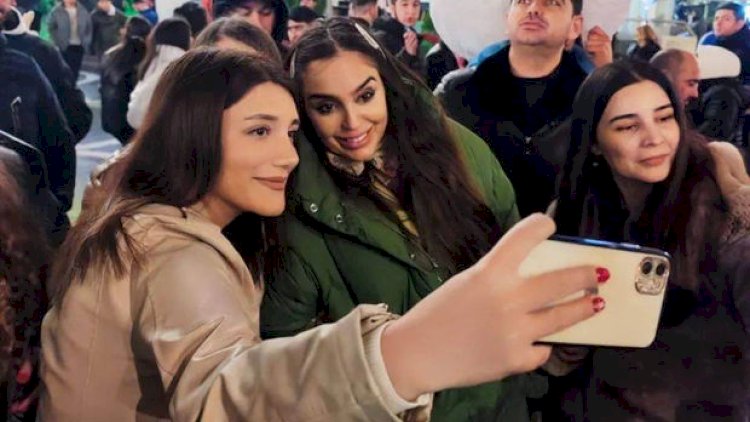    Leyla Əliyeva paytaxt sakinləri ilə görüşüb – FOTO   