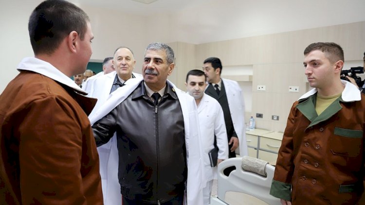    Zakir Həsənov hospitalda müalicə olunan hərbçilərlə görüşdü    