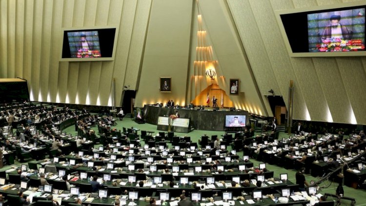    İranda deputat istefa verdi   