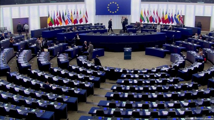    Avroparlamentdə rüşvət qalmaqalı:   Daha 2 deputatın toxunulmazlığı ləğv ediləcək