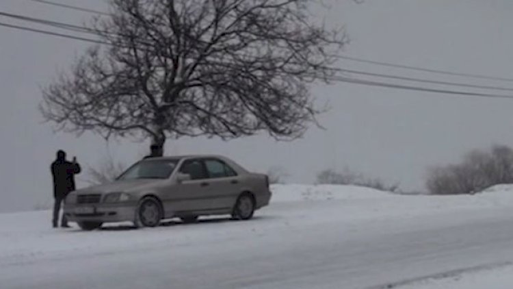    Qaxa qar yağdı, yollar buz bağladı - Video   
