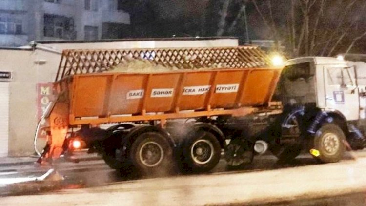    Bakıda yollar belə təmizlənir   