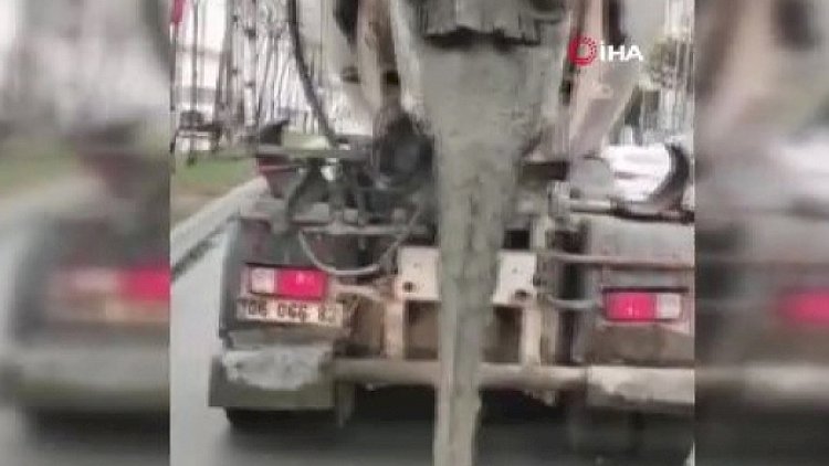    Təcili yardım maşınına mane oldu, yola sement tökdü   - Video