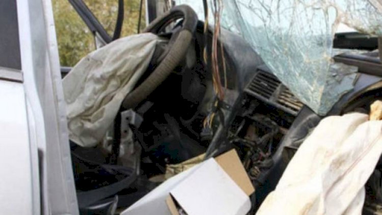    Qazaxda mikroavtobus minik maşını ilə toqquşdu   