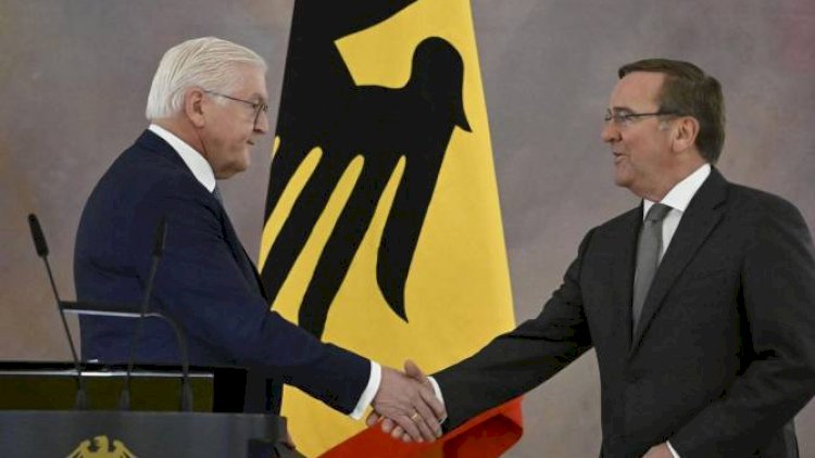    Almaniyanın yeni müdafiə naziri and içdi   