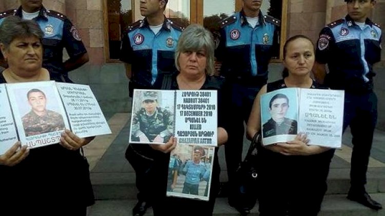    İrəvanda ölən hərbçilərin ailələri aksiya keçirir    