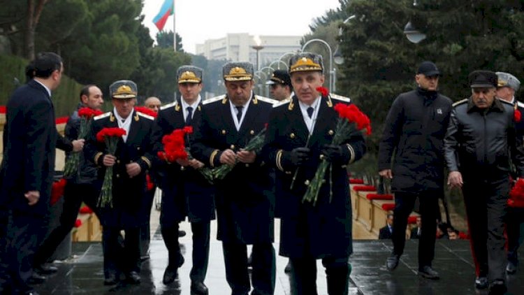    Baş Prokurorluğun rəhbərliyi və kollektivi Şəhidlər xiyabanını ziyarət etdi - Fotolar   