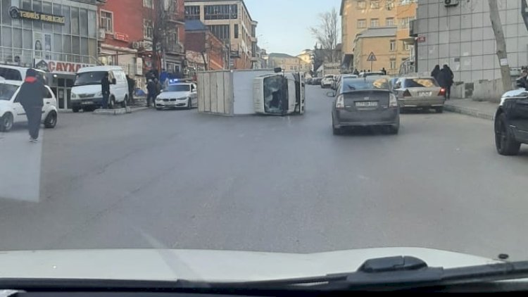    Bakıda yük maşını aşdı - Foto   