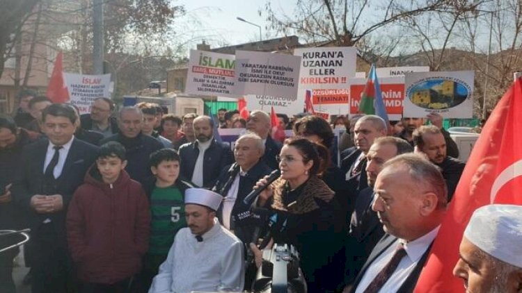    Ankarada İsveç səfirliyi qarşısında mitinq keçirildi   