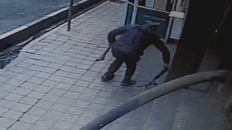    20 dəqiqə qapını sındırmağa çalışan terrorçuya polis niyə mane olmayıb?   - Yeni detal