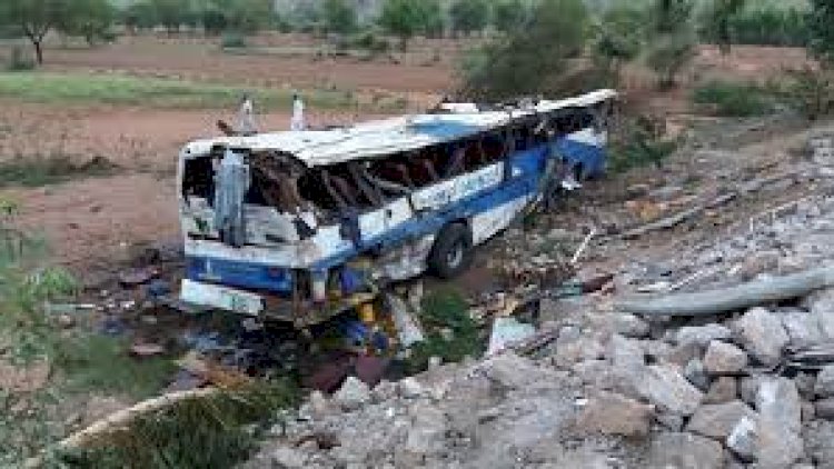    Pakistanda avtobus aşdı - 40-dan çox ölü var   