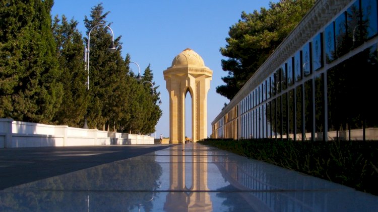    Rumıniya Prezidenti Şəhidlər xiyabanını ziyarət etdi    
