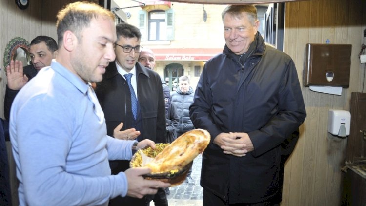    Rumıniya Prezidenti İçərişəhərdə təndir çörəyi yedi   
