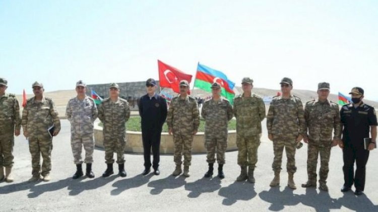    Qarsda uşaq Zakir Həsənovu qucaqladı - Video   