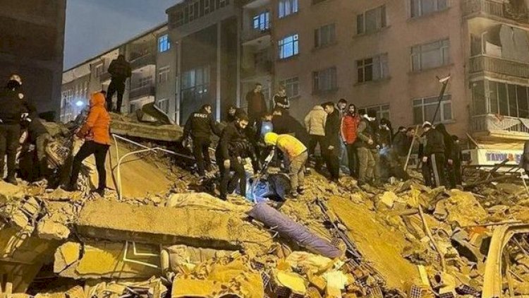    Adanada zəlzələdə 17 və 14 mərtəbəli iki bina tamamilə dağılıb: 10 nəfər ölüb   