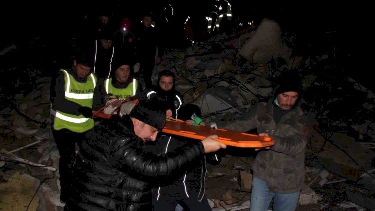    Möcüzə: 2 uşaq 26 saat sonra dağıntılar altından sağ çıxdı - Video   