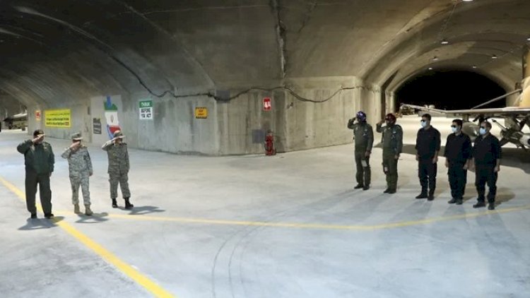    İran yeni yeraltı hərbi bazanı təqdim etdi   