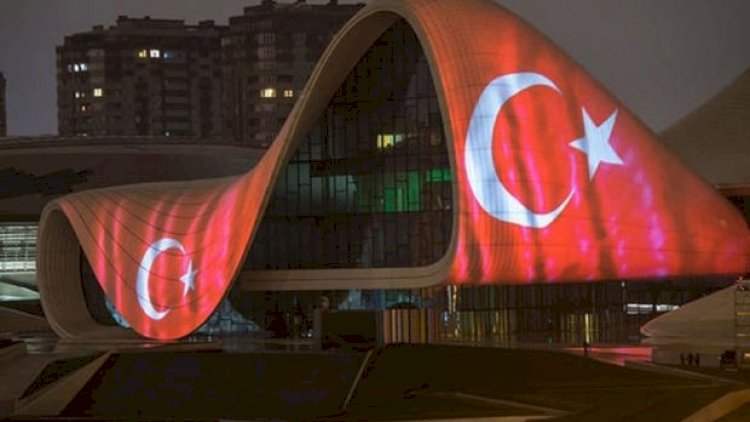    Heydər Əliyev Mərkəzinin binası Türkiyənin Dövlət bayrağı rəngində işıqlandırılacaq   