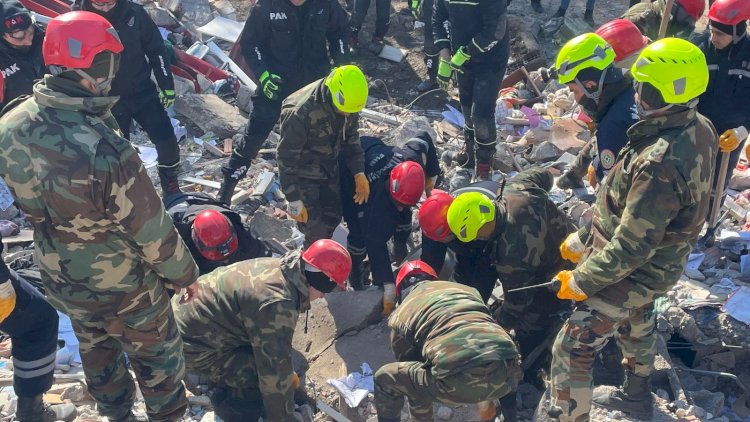    Xilasedicilərimiz 37 nəfəri dağıntılar altında sağ çıxardı   - Video